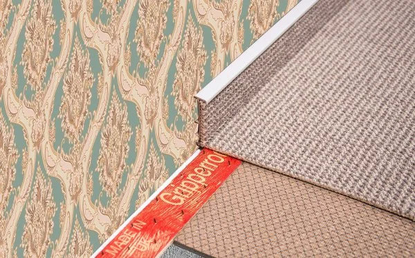 Плинтус для ковролина Korner Listwa 106 Светло-серый 2,5м (50мм) в Магнитогорске