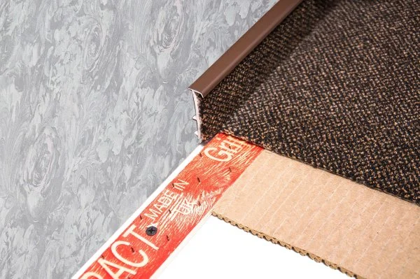 Плинтус для ковролина Korner Listwa 105 Темно-коричневый 2,5м (50мм) в Магнитогорске