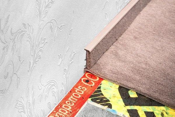 Плинтус для ковролина Korner Listwa 102 Беж 2,5м (50мм) в Магнитогорске